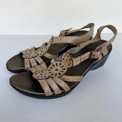 Sandalias Clarks Bendables Talla 9M Tostado Medallón Corte Láser Tirantes Cuero Foto 1 de 4