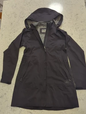 Chaqueta de Lluvia REI E1 Mujer Pequeña Negra Con Capucha Impermeable Nylon Trinchera Cinturón Shell Foto 1 de 4