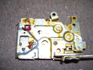 NOS 1980 1981 1982 1983 LINCOLN MARK VI FRONT DOOR LATCH ASSEMBLY LH - Picture 1 of 2