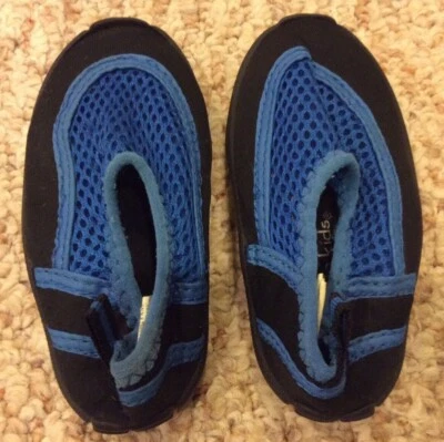 考拉儿童蹒跚学步男孩黑色和蓝色 5 码网眼水鞋 — 第 1/3 张图片