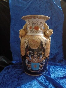 Vintage N Larserak chinesisches Porzellan 3-D geformte Wappenstil Vase, 12 Zoll - Bild 1 von 24
