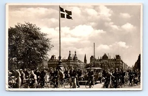 c1938 Copenhague Dinamarca Bandera Ciudad de las Bicicletas Ocupado Street View RPPC Coche Antiguo De Colección - Imagen 1 de 2