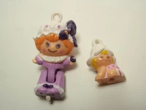 Vintage Hasbro Charmkins Blossom in PJs & Lil Tulip Charm Figuren - Bild 1 von 3