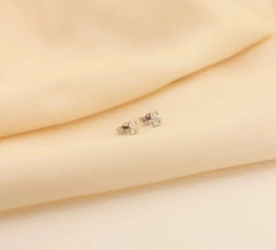 Fantásticos pequeños aretes iniciales "S" para mujer en oro blanco puro de 10K Foto 1 de 4