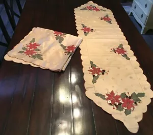 Set 1 Table Runner & 1 Tablecloth Poinsettia Winter Holiday Red Green Cream - Picture 1 of 10