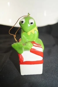VINTAGE KERMIT DER FROSCH WEIHNACHTSSCHMUCK SITZEND AUF GESCHENKBOX HENSON ASSOC - Bild 1 von 5