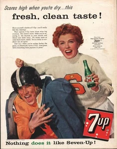 1957 -7-Up - Jugador de fútbol - Animadora con suéter de letras - Anuncio de revista - Imagen 1 de 1
