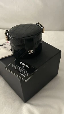 Bandolera Chanel Mini Negra Charol Tocador Acolchada CC En Cadena Hombro  Foto 1 de 4