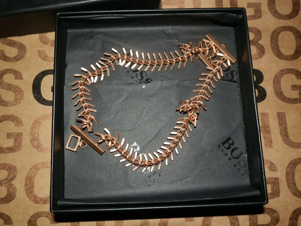 NOVO HUGO BOSS FEMININO FEMININO BRONZE OURO ROSA BOLSA DE GRIFE PULSEIRA ANEL CHARME - Imagem 1 de 4