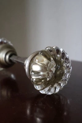 Antiguo juego de pomo de puerta de vidrio "margarita" con pomo de puerta de vidrio raro Art Deco de acero Foto 1 de 4