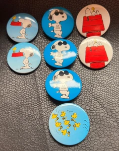 8 X SNOOPY & WOODSTOCK COLLECTIBLE BUTTON PIN BADGES - Foto 1 di 3