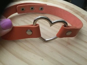 Collana girocollo cuore ecopelle punk gotico regolabile rivetto amore o-ring - Foto 1 di 4