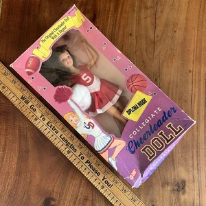 Vintage Stanford Barbie Clone Cheerleader Collegiate seltene Puppe ~ neu im Karton - Bild 1 von 3