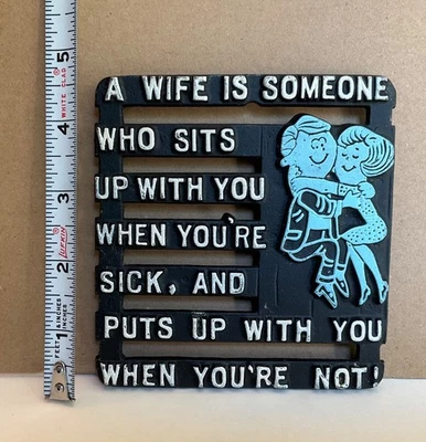 Placa De Colección Aluminio Novedad Trivet Humor Divertida Mediados de Siglo Recién Casado Sabiduría Lema Foto 1 de 4