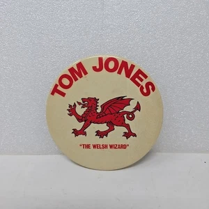 Vintage TOM JONES "THE WELSH WIZARD" Rockmusik großer 3,5" Pinback Button - Bild 1 von 6