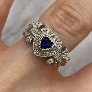 Anillo de oro de 9 quilates con zafiros y diamantes y cinta de corazón de oro blanco de 9 k 375 - talla L - Imagen 1 de 15