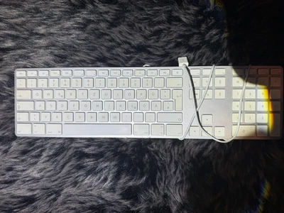 Apple Magic Keyboard  A1243 USB QWERTZ Tastatur Silber-Weiß - Bild 1 von 2