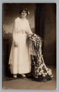 Postal RPPC Mujer en Vestido de Novia Sin Publicar S.M. Agdanowski Studio Bay City MI - Imagen 1 de 2