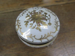 Vintage Isco Hand-painted White Porcelain Trinket Box On Legs Gold Design Japan - Picture 1 of 11