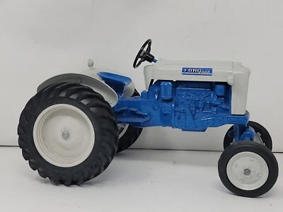 FORD 400 Wide Front 1/20 Scale Models - Image 1 of 4