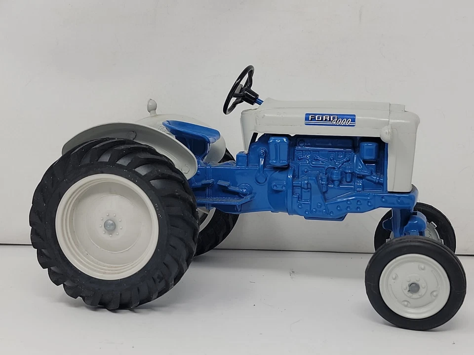 FORD 400 Wide Front 1/20 Scale Models - Image 1 of 4