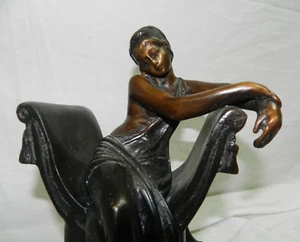 Scultura in bronzo fanciulla romana su sedia IMPERO CON PIEDI ARTIGLIATI statuina bronzo - Foto 1 di 14