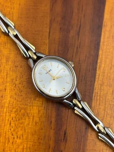 Reloj Timex Mujer Vintage 2004 Y2k Delicado Tono Dorado/Plateado 19mm - Batería Nueva - Imagen 1 de 6