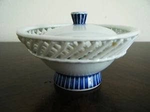 BLAU-WEISS PORZELLAN-REISSCHALE MIT DECKEL MIT OFFENER ARBEIT CHINESISCH - Bild 1 von 9