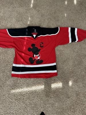 Camiseta deportiva de hockey canadiense de Epcot Showcase de los parques Disney Foto 1 de 4