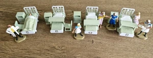 Fast komplett Britains 1983 Krankenhausbetten Patienten Krankenschwestern Arzt & Zubehör - Bild 1 von 5