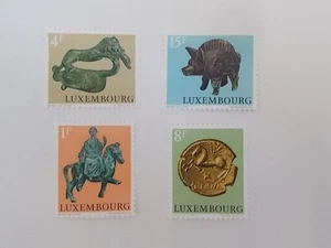 SET 4 FRANCOBOLLI NUOVI DI ZECCA 1973 RELIQUIE ARCHEOLOGICHE LUSSEMBURGO - Foto 1 di 1