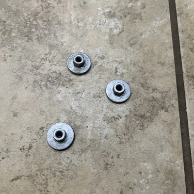 05 06 07 2005 Cadillac STS EXTERIOR QTR MTD luz trasera lámpara tuercas derecha o izquierda OEM Foto 1 de 2