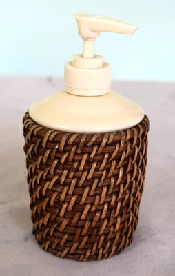 Botella dispensadora de jabón de cerámica de ratán mimbre Boho Lamont para cama y desayuno Foto 1 de 4
