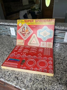 1969 Super Spirograph mit rotem Tablett und Pins und Stiften # 2400 - Bild 1 von 10