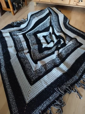 Häkel Plaid mit Fransen an zwei Seiten 170x180 Handarbeit  Schwarz/Grau/Lurex - Bild 1 von 4