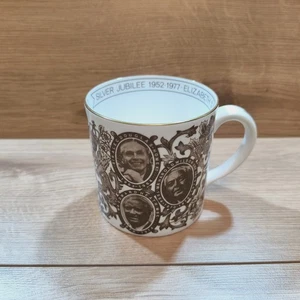 Taza grande Crown Staffordshire Silver Jubilee The Queen's Primers Ministers - Imagen 1 de 10
