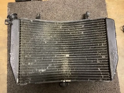 Radiador Yamaha YZF-R1 2006 5VY 5VY-12461-00 más piezas disponibles Foto 1 de 4