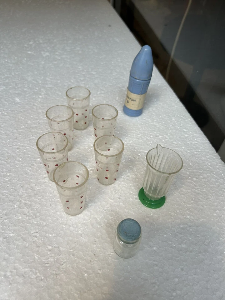 LOTTO NOVE PEZZI ACCESSORI PER CASA DI BAMBOLA PLASTICA ANNI 50 - Immagine 1 di 4