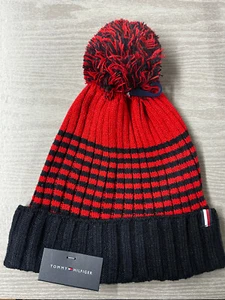 TOMMY HILFIGER UNGEFÜTTERTE RIBBED KNIT FOLD LOGO POM-POM STRIPES BEANIE, NAVY/RED - Bild 1 von 4