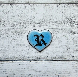 1970er Herz blau Buchstabe R Emaille Vintage Fraktur Verzierung Name Taufe Liebe - Picture 1 of 2