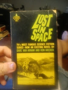LOST IN SPACE TV Tie-In Paperback (1967) - Imagen 1 de 4