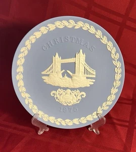 WEDGWOOD BLUE JASPERWARE "CHRISTMAS 1975 TOWER BRIDGE" PLATE - Picture 1 of 20