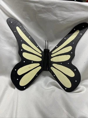 Arte de pared exterior de jardín mariposa pintado a mano amarillo madera de 18” de colección Foto 1 de 4