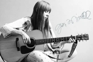 JONI MITCHELL SINGER RARE FULL SIGNED PHOTO PRINT 6 X 4 CHARITY LISTING - Picture 1 of 1