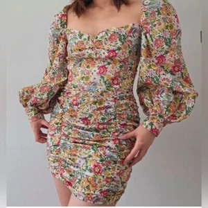 Mini Vestido Nasty Gal Floral Espalda Abierta Manga Globo Acanalado - 8 - Imagen 1 de 16