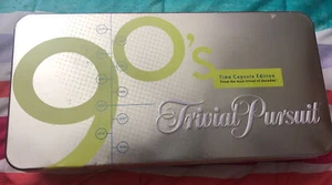 Trivial Pursuit 90’s Trivia Time Capsule Tin~Edición Juego de Mesa~ NUEVO Y PRECINTADO - Imagen 1 de 4