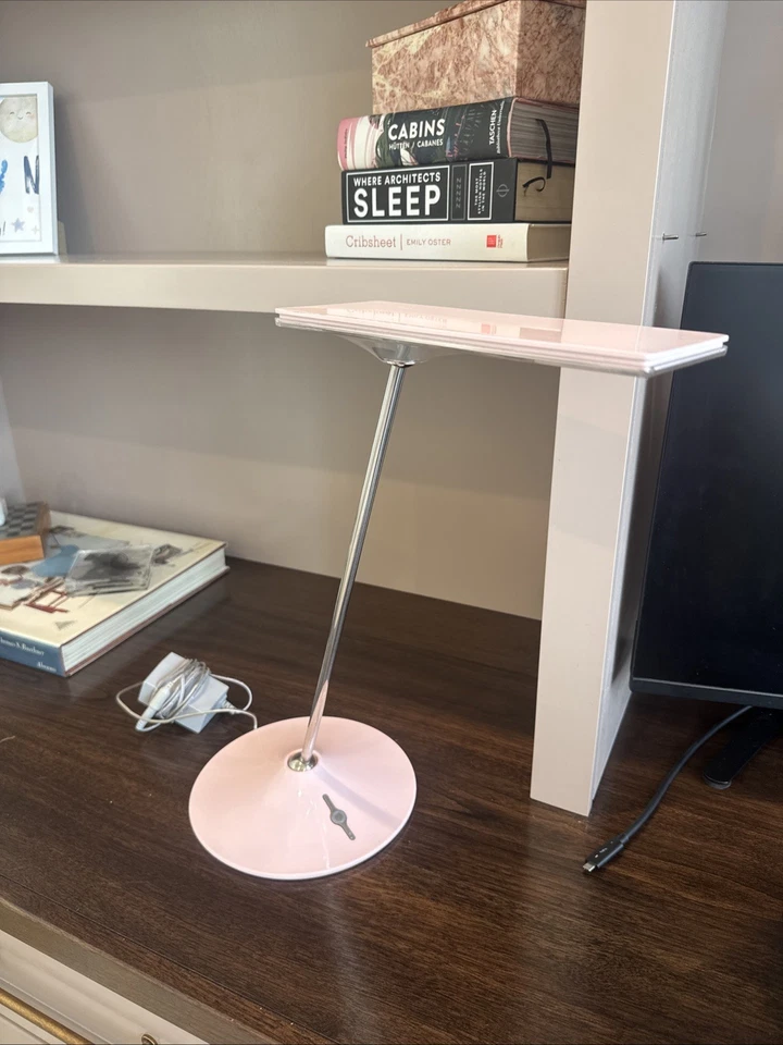 Lámpara de Escritorio Horizon Escala Humana, Alto Brillo, Rosa Claro Foto 1 de 4