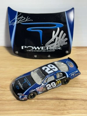 1/64 Nascar Diecast, Kevin Harvick #29, Blue Powerade, 2004 con capucha autógrafa Foto 1 de 2