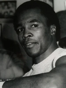 SUGAR RAY LEONARD - LEGENDARY WORLD CHAMP - EXCELLENT UNSIGNED PHOTOGRAPH - Picture 1 of 1