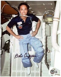 ROBERT "Bob" CRIPPEN Signed 8X10 STS-1 Photo -NASA Astronaut Columbia -BECKETT - Picture 1 of 4